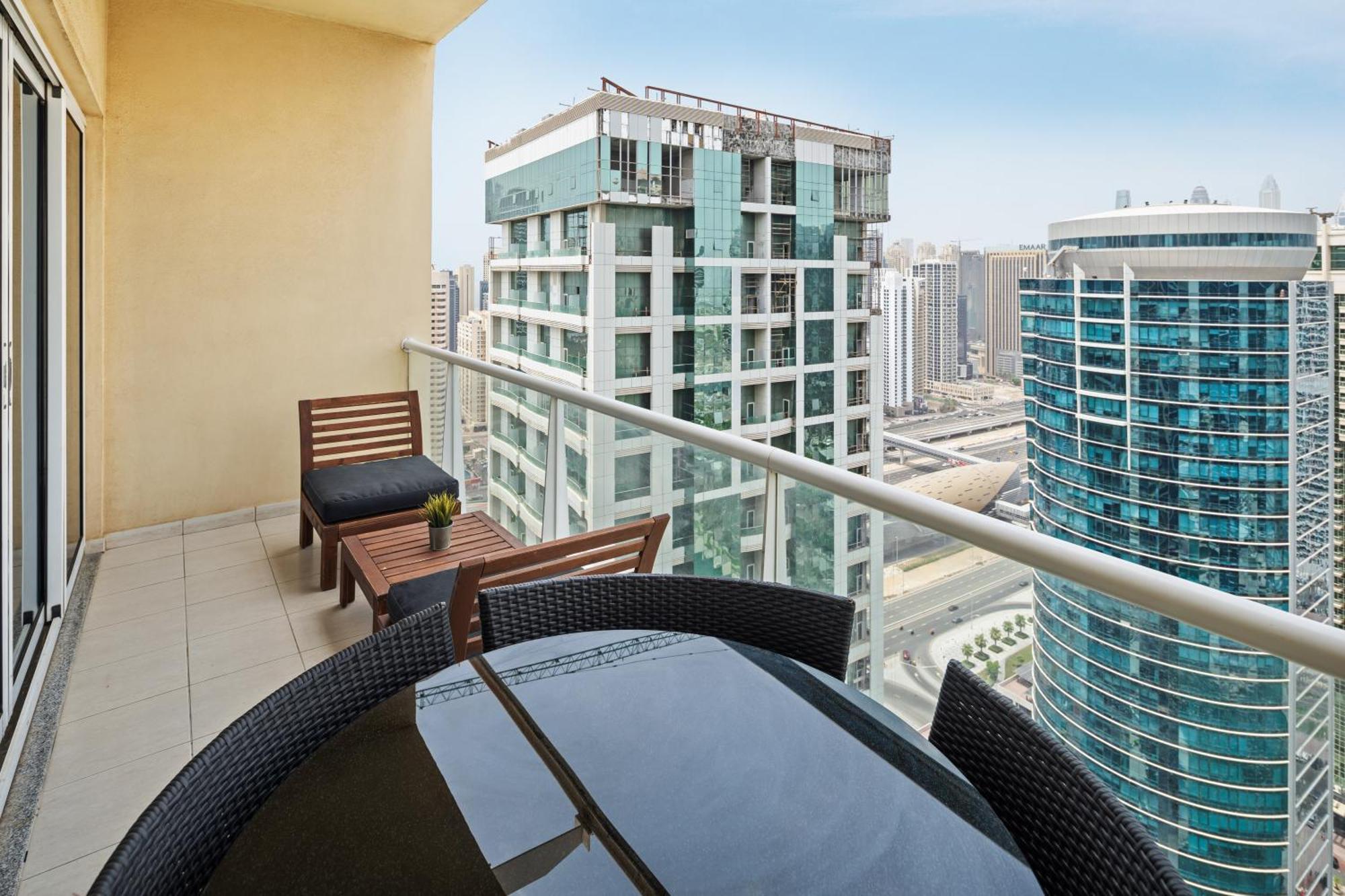 Modern & Spacious 2-Bed Condo With Panoramic Lake Views, Dual Balconies, Steps From Dubai Jlt Metro By "La Buena Vida Holiday Homes" Esterno foto
